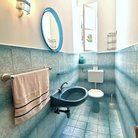 Secluded With Balcony And Patio 아파트 로브란