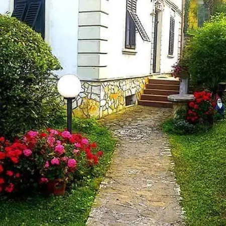 아파트 Secluded With Balcony And Patio