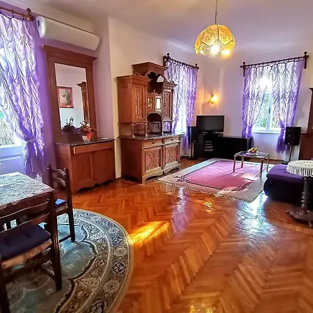 Secluded With Balcony And Patio * 로브란