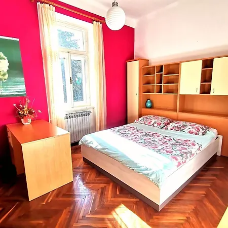 아파트 Secluded With Balcony And Patio *