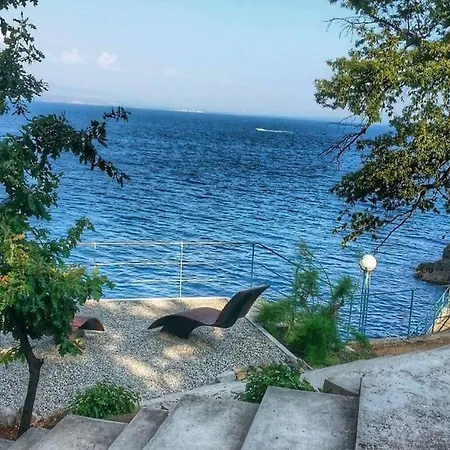 Secluded With Balcony And Patio 아파트 로브란