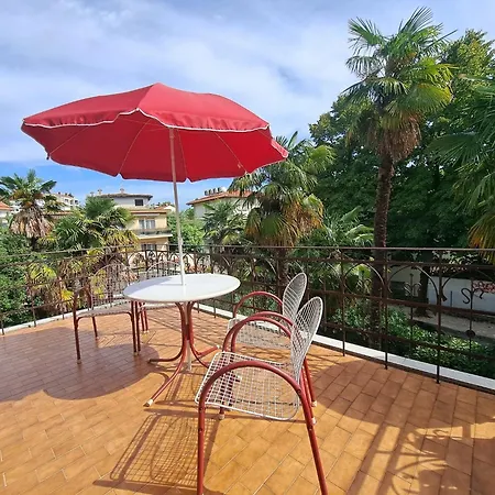 아파트 Secluded With Balcony And Patio