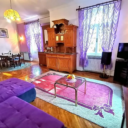 Secluded With Balcony And Patio 아파트 *