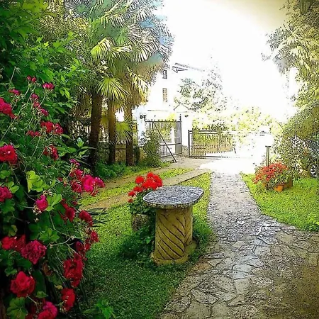 아파트 Secluded With Balcony And Patio *