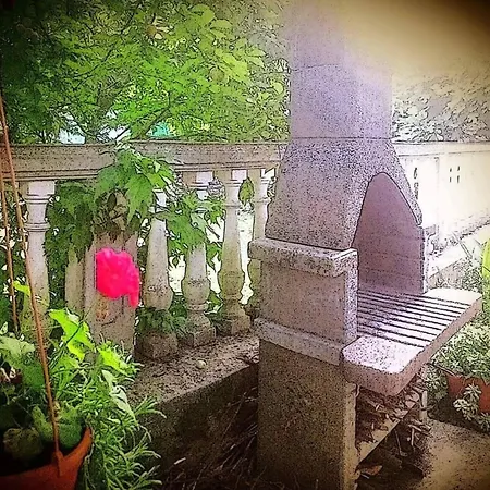 아파트 Secluded With Balcony And Patio 로브란